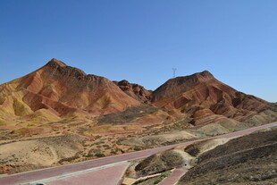 七彩丹霞公路风光