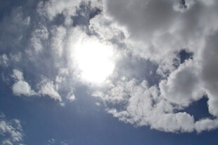 蓝天白云间的耀眼阳光