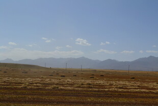 广袤荒原与远处山峦