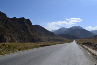 蜿蜒公路旁的壮丽山景
