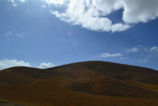 蓝天之下的山丘风光