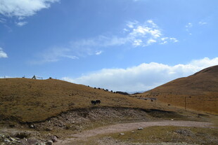 山间土路 蓝天白云下风景