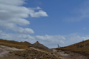 旷野蓝天 山间开阔景致