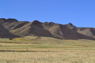 广袤草原旁的连绵山脉