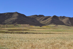 广袤草原与连绵山脉