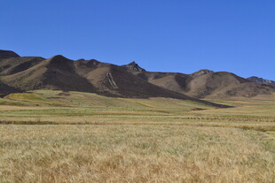广袤草原与连绵山脉