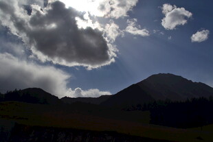 蓝天白云下的山峦美景