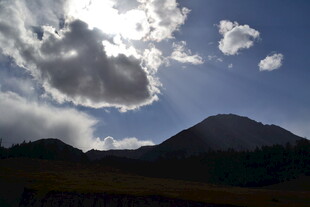 山间云遮日的壮丽景致