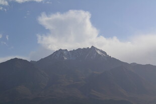 巍峨雪山映蓝天
