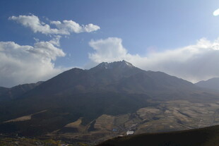 壮丽山景 蓝天白云相伴