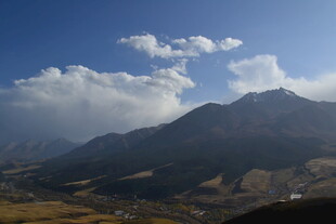 壮丽山景与蓝天白云