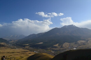 壮丽山景与蓝天白云