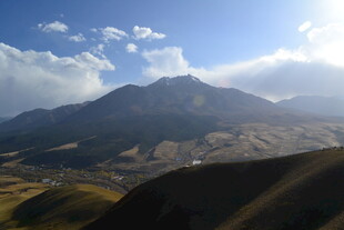 壮丽山景与蓝天白云