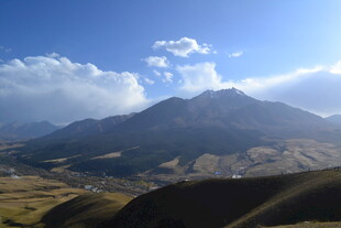 壮丽山景 蓝天白云相伴