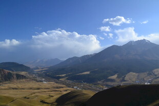 壮丽山景 蓝天白云作伴