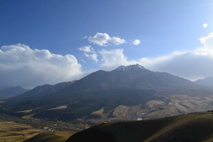 壮丽山景 蓝天白云相伴