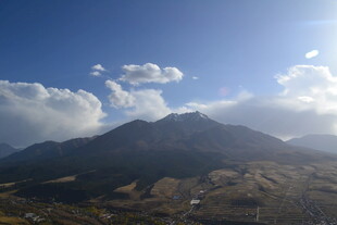 壮丽山景与蓝天白云