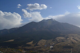 壮丽山景与蓝天白云