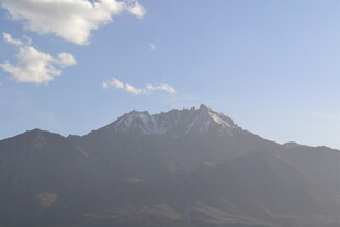 巍峨雪山映蓝天