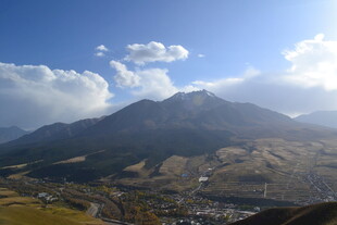 壮丽山景与蓝天白云