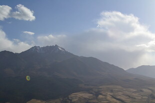 壮丽山峦与蓝天白云