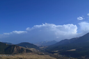 壮丽山景与蓝天白云