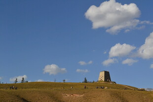 草原上的孤塔