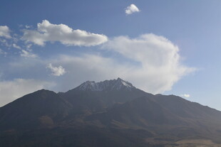 壮丽山景与天空云彩