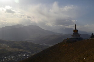 山巅佛塔与壮丽云海景观