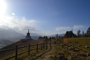山间美景 围栏与远处建筑