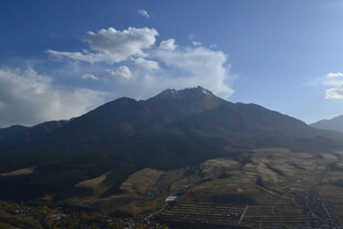 壮丽高山蓝天美景