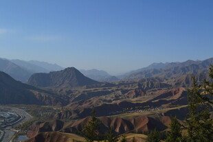 壮丽山峦风景图