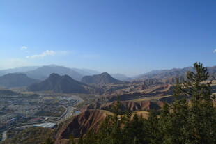 壮丽山景俯瞰图