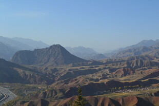 壮丽山景俯瞰图