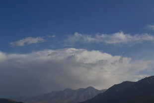 蓝天山峦间的云朵美景