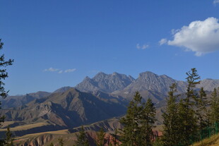 壮丽山景与蓝天绿树