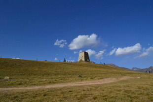 山丘上的孤独建筑