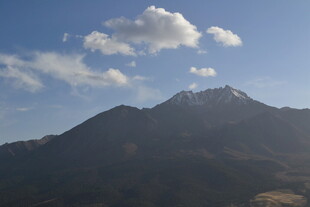 巍峨山峦与蓝天白云