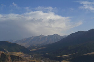 蓝天白云下的壮美山峦