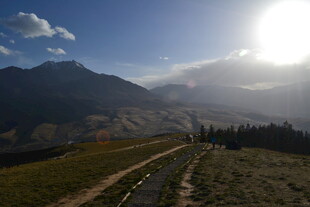 山间阳光小道美景