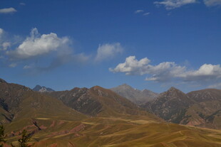 壮丽山景与蓝天白云