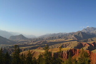 秋日多彩山峦壮丽景观