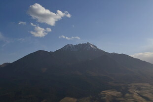 巍峨高山与蓝天白云