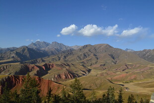 壮美山间景色 蓝天白云