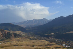壮丽山景与广袤原野