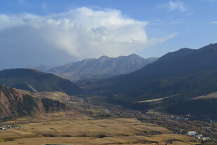 壮丽山景与广袤谷地风光