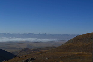 山峦云海间的壮美风光