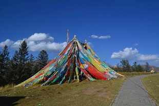 多彩经幡造型景观