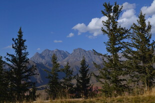 山林间的壮美山脉景观