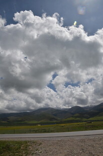 草原上空的壮丽云朵景观